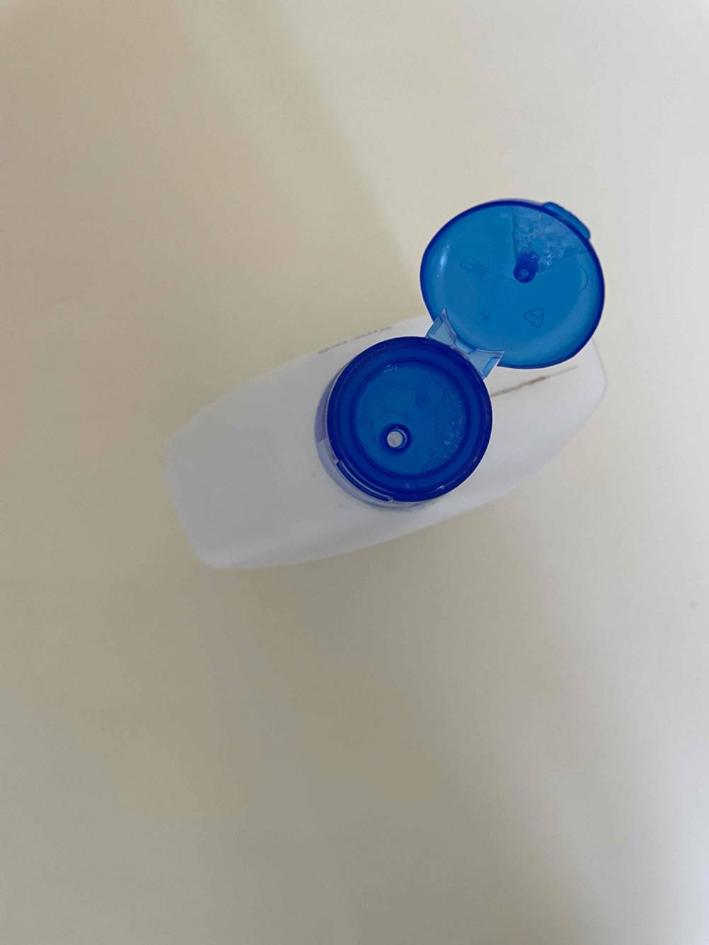 Allzweckreiniger getestet: Detailaufnahme des geöffneten Verschlusses von oben.