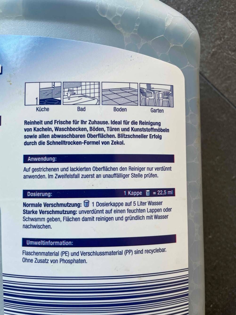 Nahaufnahme der Rückseite einer Flasche Allzweckreinigers mit Anwendung und Dosierung.