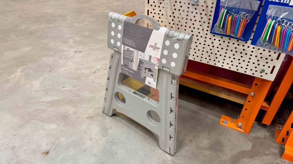 Ein Klapphocker steht zum testen auf einem Betonboden.