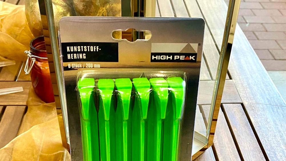 Nahaufnahme der verpackten Zeltheringe im Test mit Logo auf der Vorderseite.