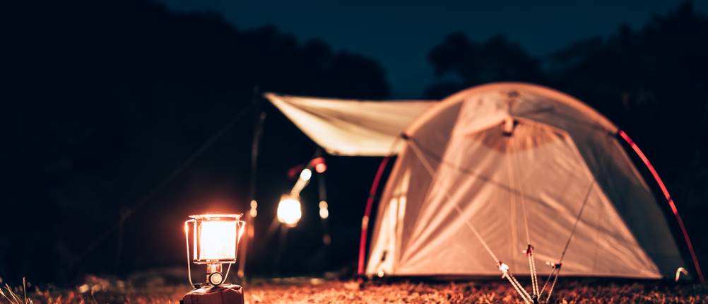 Zeltlampe-Test: Eine kleine Lampe vor einem Zelt.