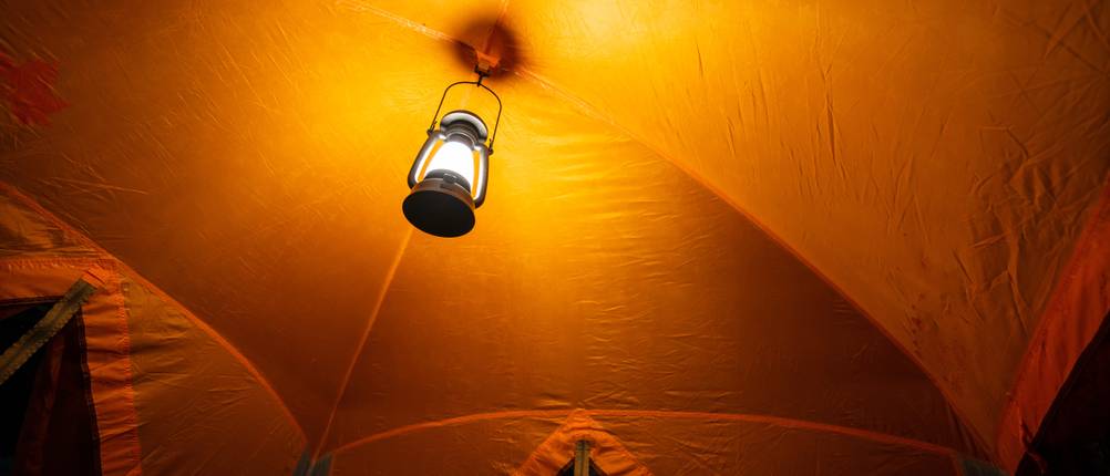 Zeltlampe-Test: Eine in einem Zelt hängende Lampe.