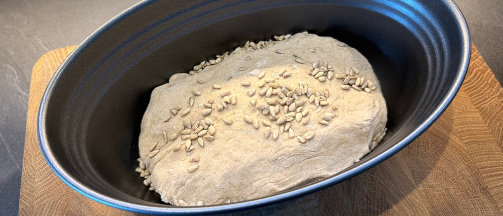 Roher Brotteig liegt in der Zenker 6520