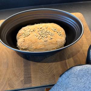 Ein fertig gebackenes Brot liegt in der Zenker 6520