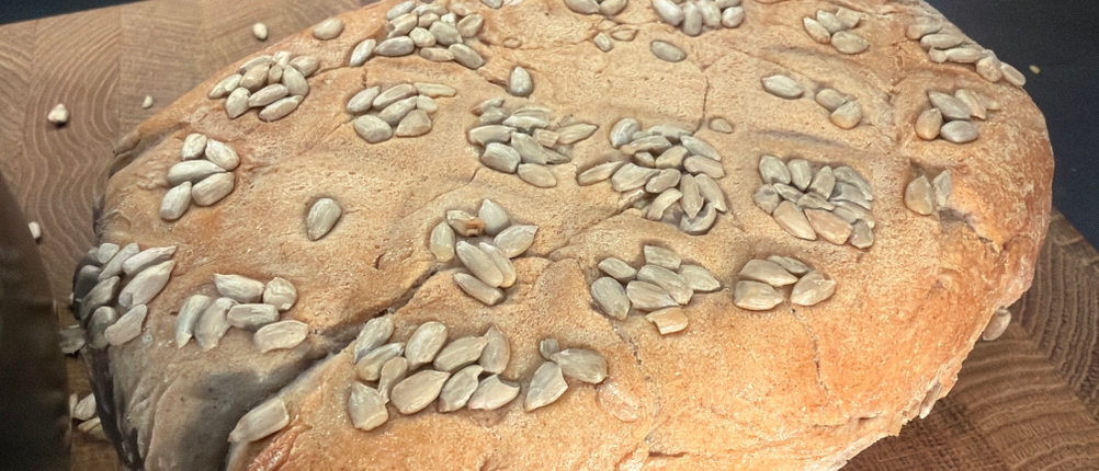 Auf einem Brot aus der Zenker 6520 befinden sich viele Sonnenblumenkerne