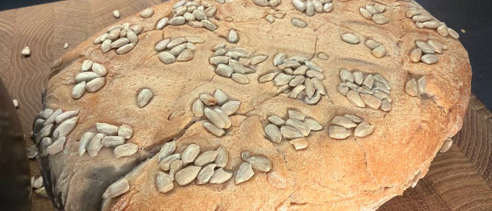 Auf einem Brot aus der Zenker 6520 befinden sich viele Sonnenblumenkerne