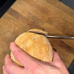 Ein Brot aus der Zenker 6520 wird mit einem Messer geschnitten