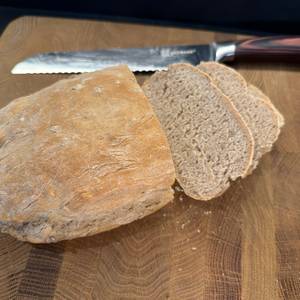 Geschnittenes Brot aus der Zenker 6520 liegt auf einem Holzbrett