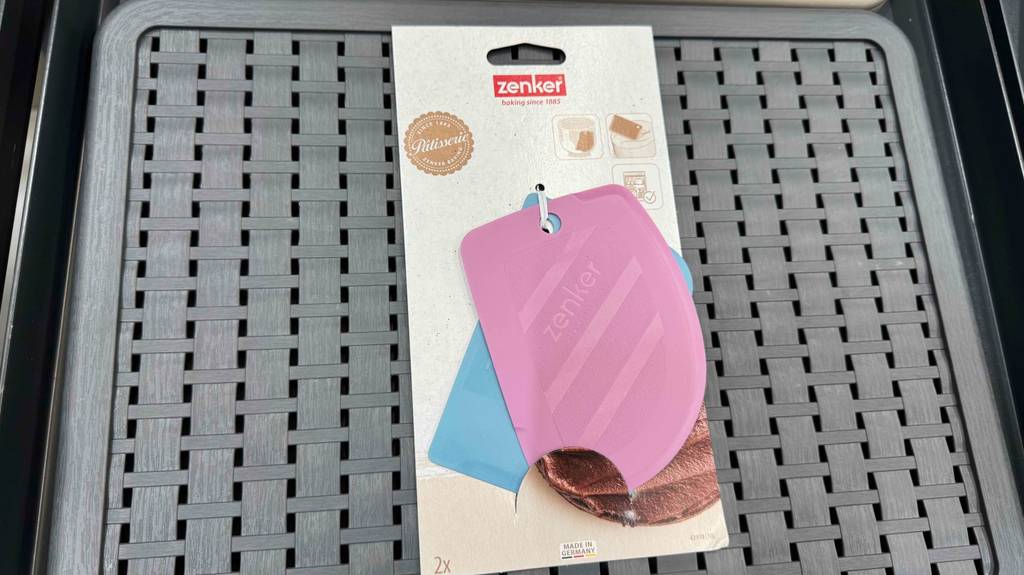 Ein Set mit 2 Teigkarten liegt zum testen auf einem Plastikgitter.
