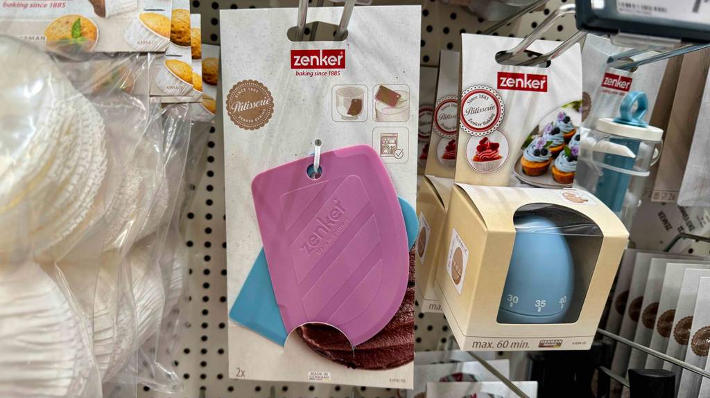 Ein Set Teigkarte hängt zum testen zwischen anderen Produkten in einem Regal.