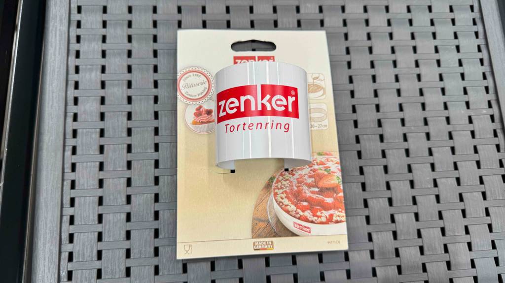 Tortenring im Test: Ein verpacktes Produkt liegt auf einem Plastikgitter.