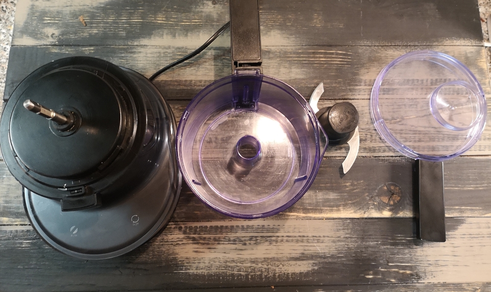 Die Einzelteile eines Zerkleinerer während eines Praxistests auf einer Küchentheke.