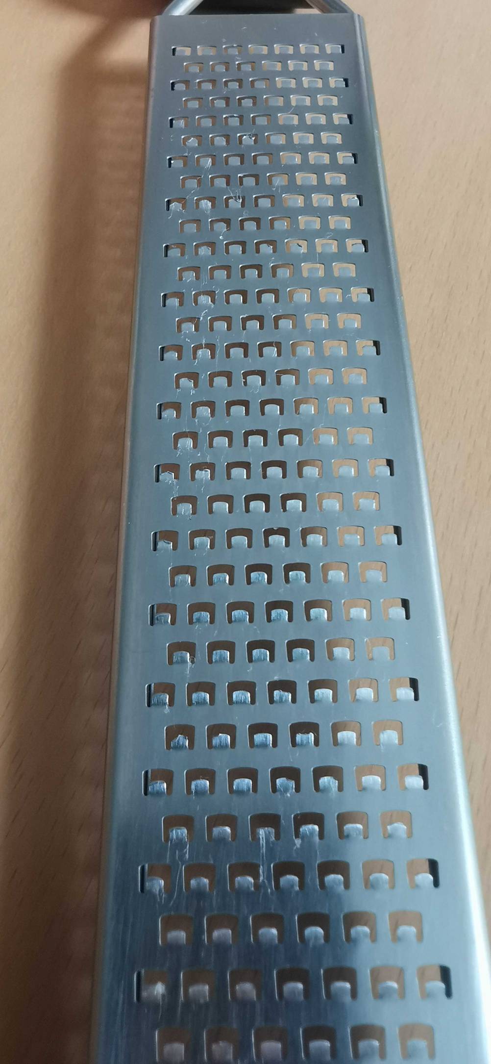 Nahaufnahme der Zester-Reibe im Test von oben.