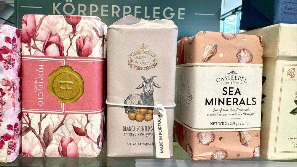 Die getestete Ziegenmilchseife in einem Verkaufsregal neben anderen Produkten.