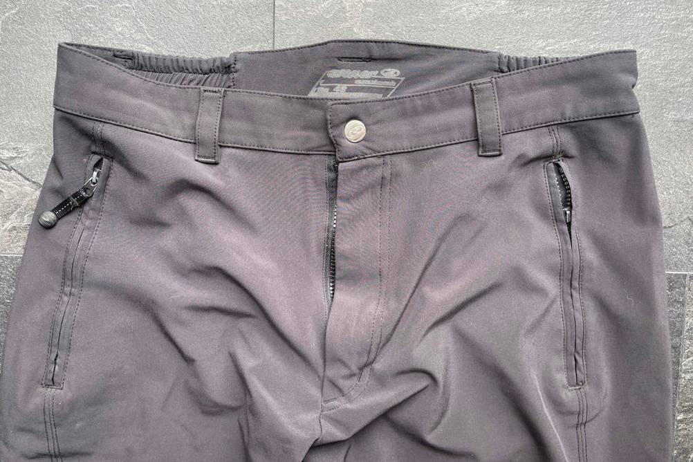 Softshellhose-Damen-Test: Detailaufnahme einer grauen Ziener-Softshellhose für Damen.