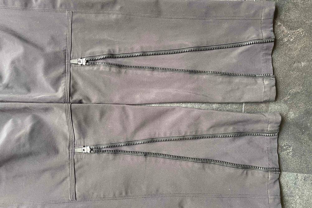 Softshellhose-Damen-Test: Detailaufnahme einer grauen Ziener-Softshellhose für Damen.