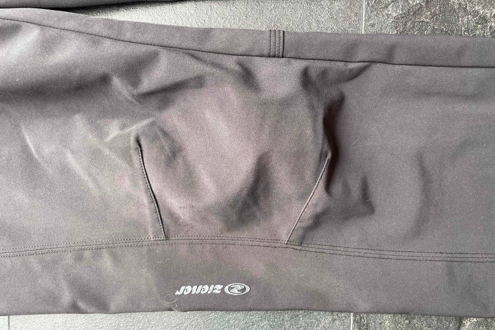 Softshellhose-Damen-Test: Detailaufnahme einer grauen Ziener-Softshellhose für Damen.