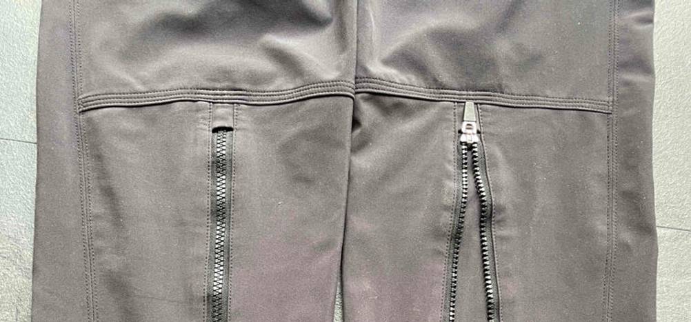 Softshellhose-Damen-Test: Detailansicht der Reißverschlüsse im hinteren Wadenbereich einer getesteten Damen-Softshellhose.