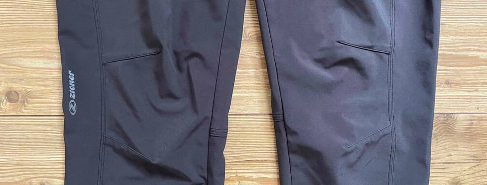 Damen-Softshellhose im Test: eine dunkelgraue Hose, mit Fokus auf Abnäher im Kniebereich.