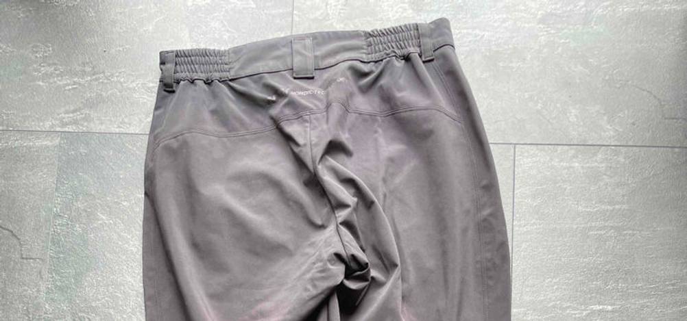 Softshellhose-Damen-Test: eine hellgraue Hose von hinten, mit Fokus auf den mit Gummi verarbeiteten Hüftbund.