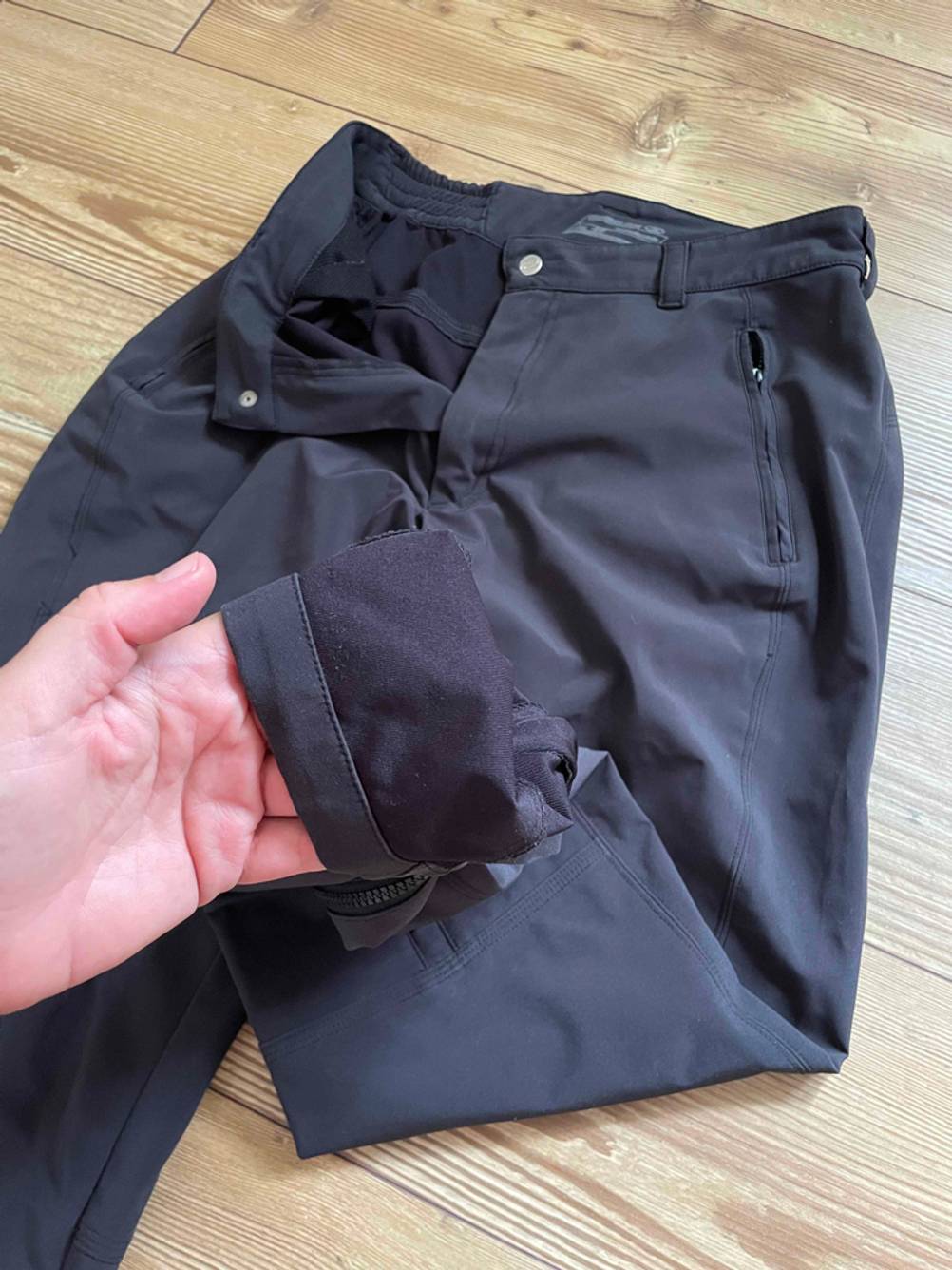 Softshellhose für Damen im Test: Hand zeigt mit umgestülptem Hosenbein das Innenmaterial einer Damen-Softshellhose.