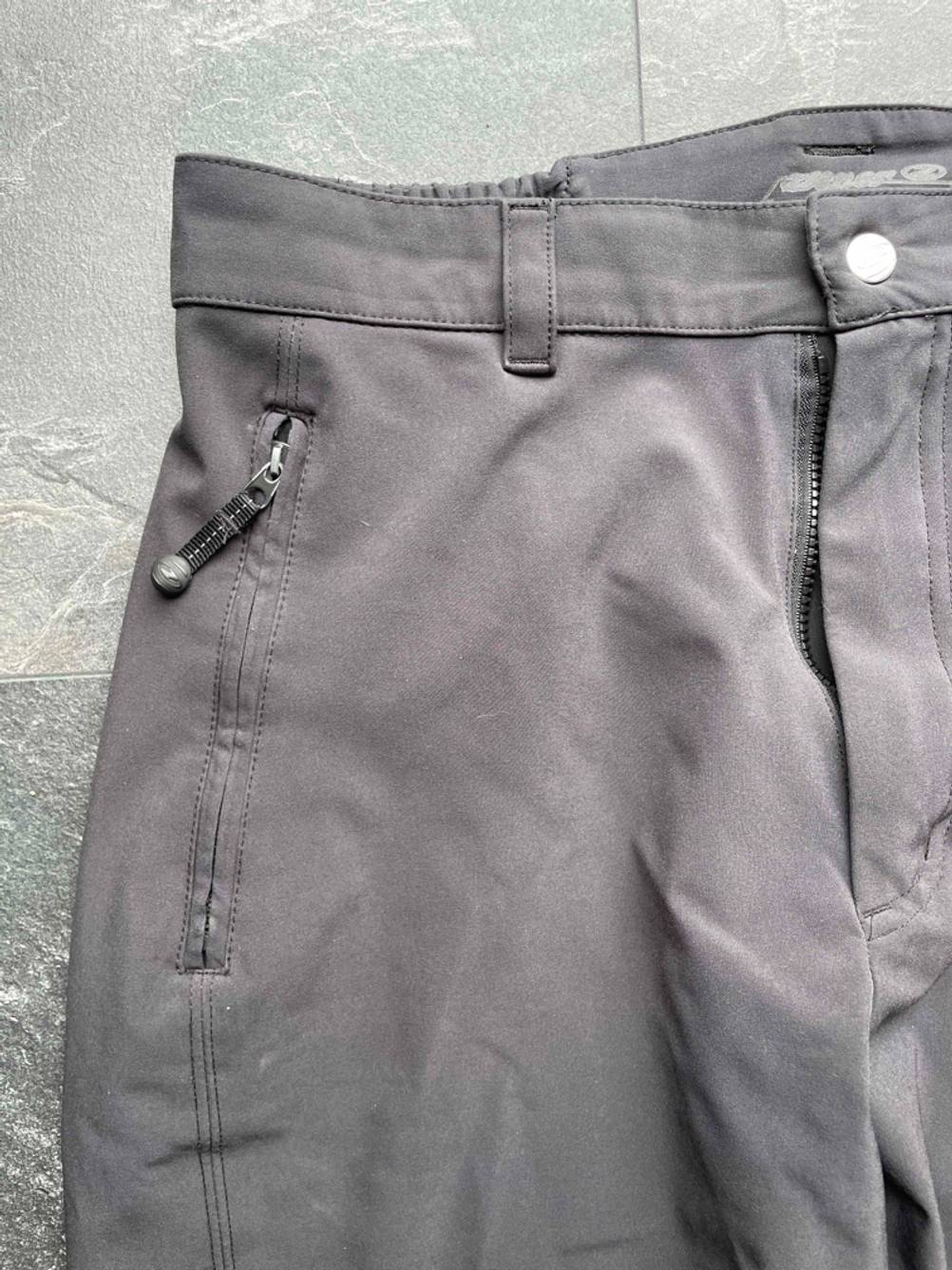 Softshellhose-Damen-Test: Detailaufnahme einer grauen Ziener-Softshellhose für Damen.