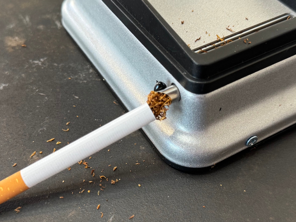 Detailansicht einer überfüllten Zigarette am Auswurf der getesteten BeGrit-Stopfmaschine.