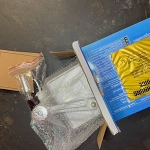 Die getestete Zigarettenstopfmaschine von BeGrit in ihrer Verpackung.