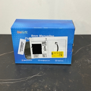 Verpackung der getesteten Zigarettenstopfmaschine von BeGrit auf einer Arbeitsfläche.