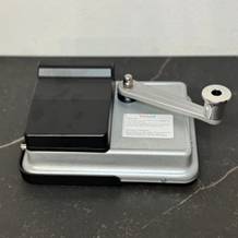 Die getestete Zigarettenstopfmaschine von BeGrit auf einer Arbeitsfläche.