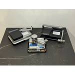 Die getesteten Zigarettenstopfmaschinen von OCB, Powermatic und BeGrit auf einer Arbeitsfläche.