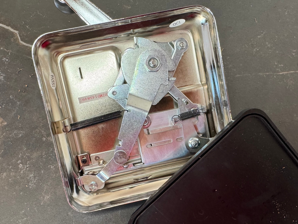 Detailansicht der Mechanik der getesteten Zigarettenstopfmaschine von OCB.