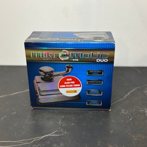 Verpackung der getesteten Zigarettenstopfmaschine von OCB auf einer Arbeitsfläche.