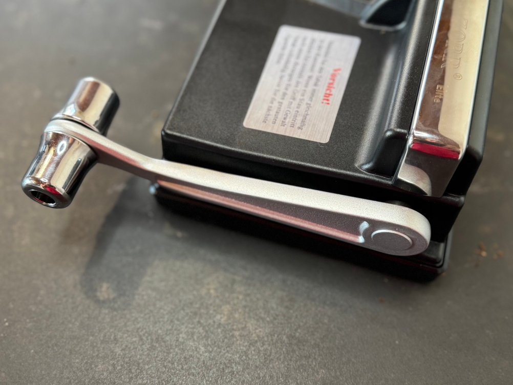 Detailansicht des Hebels der getesteten Zigarettenstopfmaschine von Powermatic.