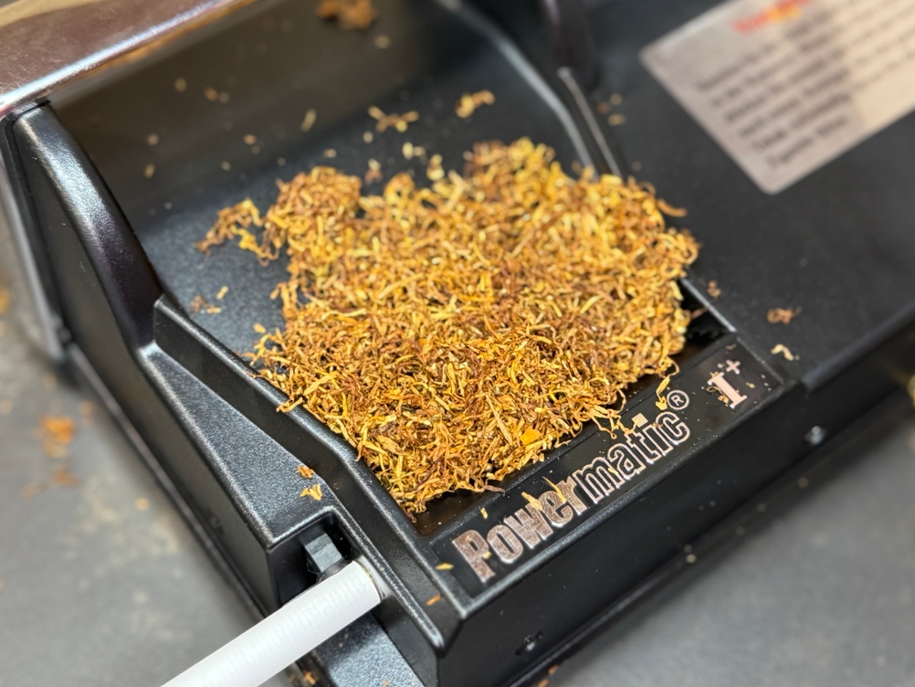 Tabak auf der Ablagefläche der getesteten Zigarettenstopfmaschine von Powermatic.