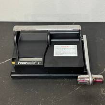 Die getestete Zigarettenstopfmaschine von Powermatic auf einer Arbeitsfläche.