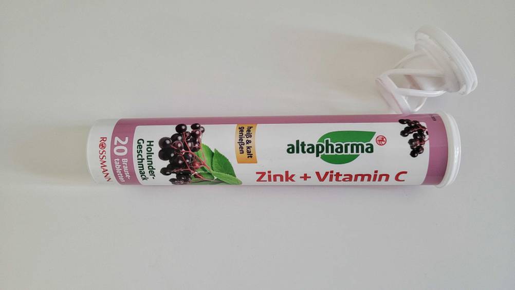 Die Verpackung des getesteten Zinks liegt offen, mit dem Deckel darüber auf einer hellen Fläche.