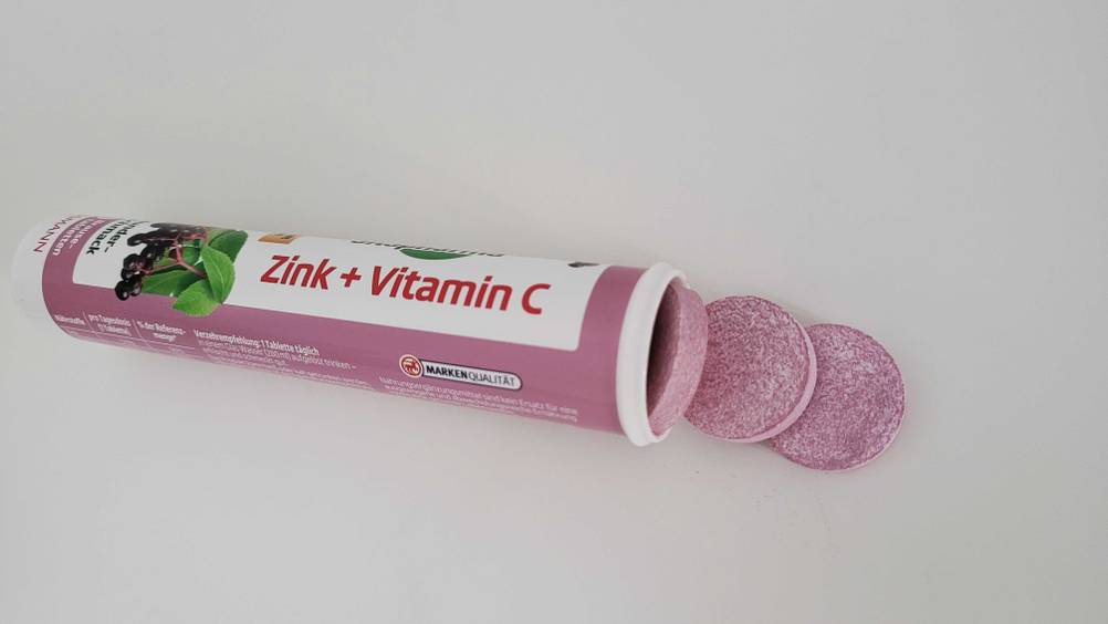 Zink im Test: Aus der Verpackung fallen mehrere Tabletten.
