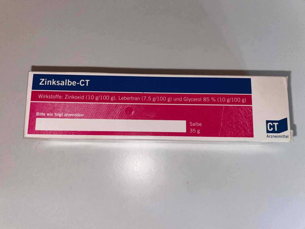 Seitenansicht der Originalverpackung einer getesteten Zinksalbe.
