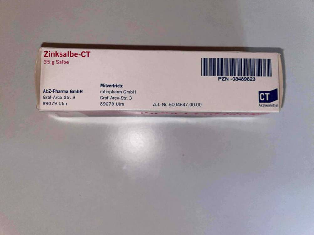 Zinksalbe getestet: Seitenansicht einer Packung auf einer hellen Fläche.