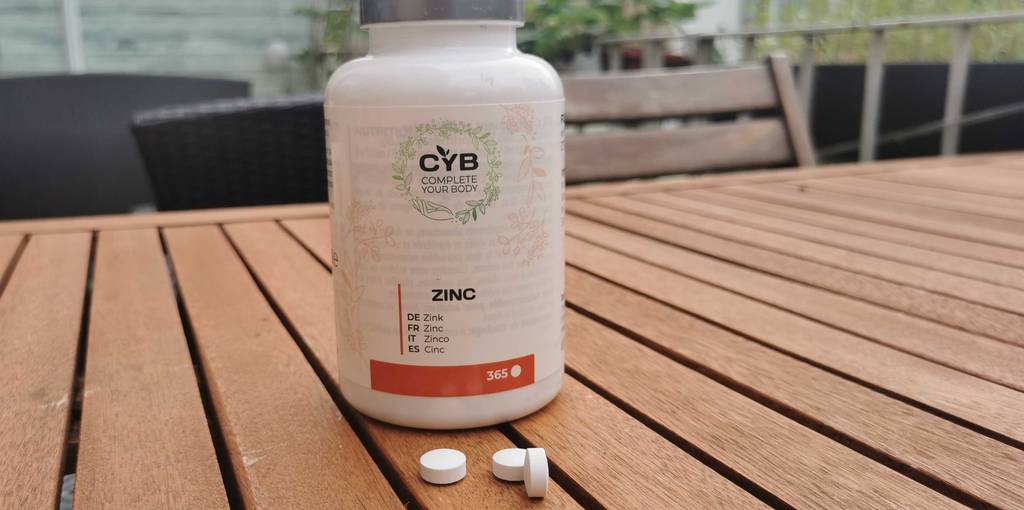 Zinktabletten in einer Dose auf einem Tisch