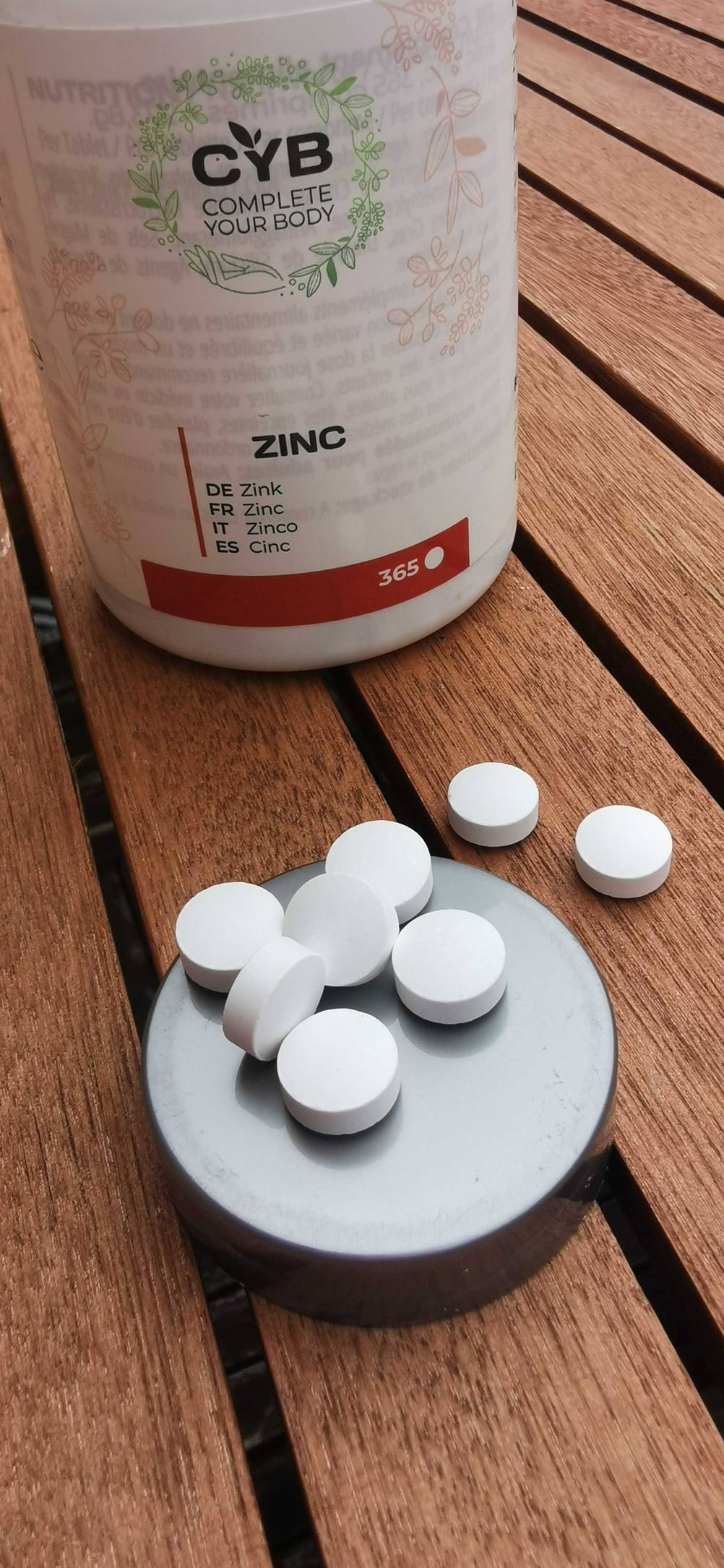 Einige Zinktabletten aus einer Dose, auf dem Tisch liegend