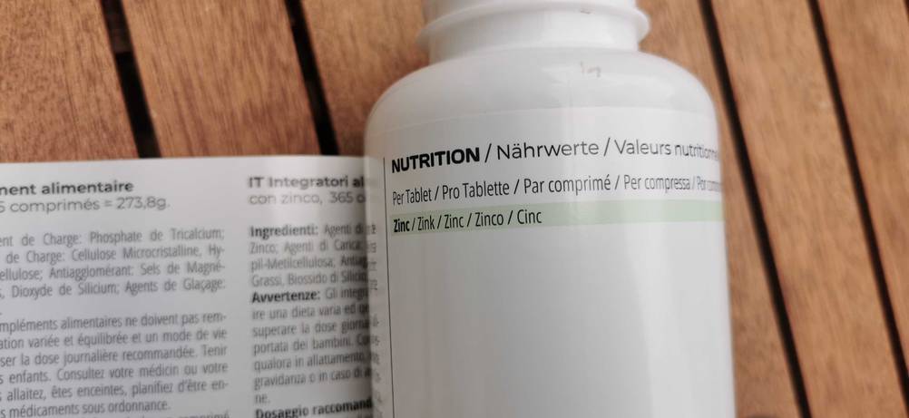 Nahaufnahme der Aufschrift auf der Dose der getesteten Zinktabletten.