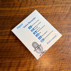 Der Karton vom Zipcide-Diktiergerät liegt auf einem Tisch