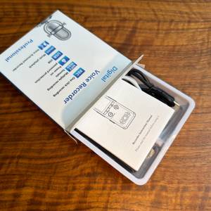 Das in der Verpackung liegende Zipcide-Diktiergerät wurde halb aus dem Karton gezogen