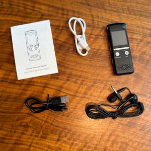 Der Lieferumfang vom Zipcide-Diktiergerät liegt auf einem Tisch