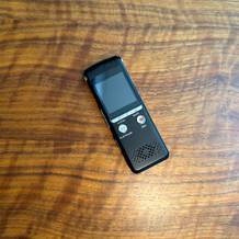 Das Zipcide-Diktiergerät liegt auf einem Tisch