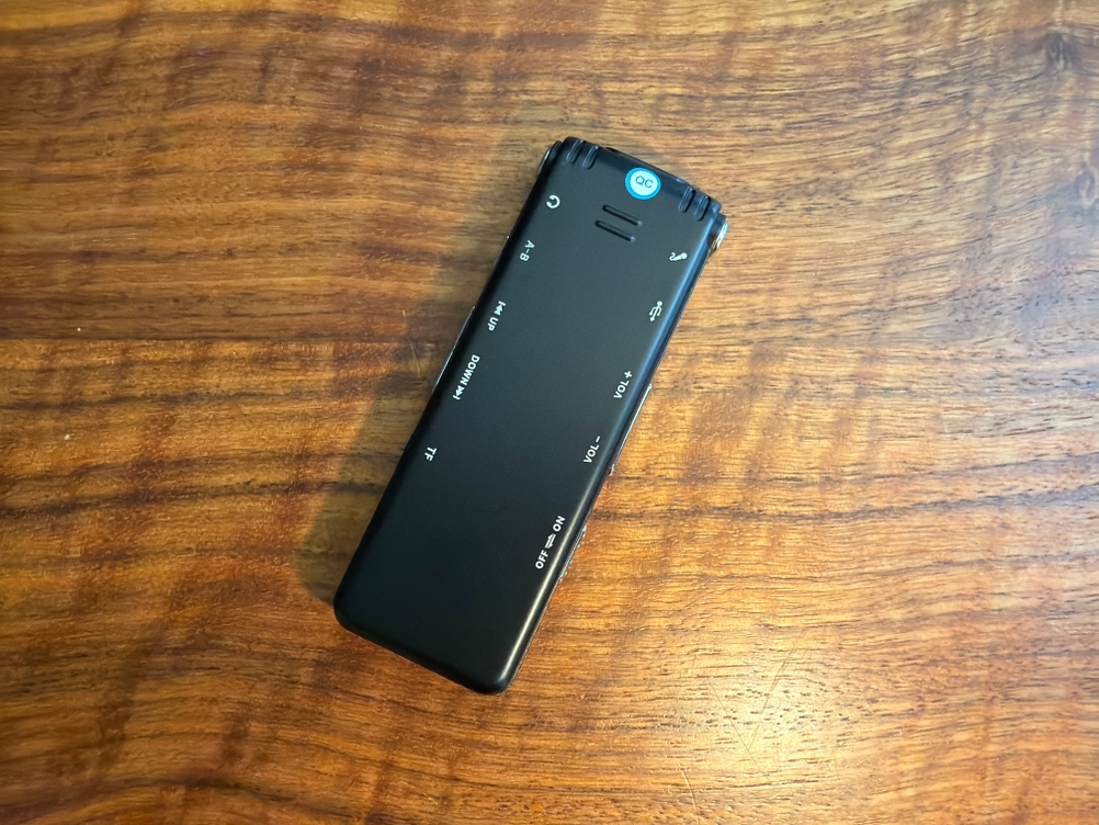 Rückseite des Zipcide-Diktiergerätes auf einem Tisch