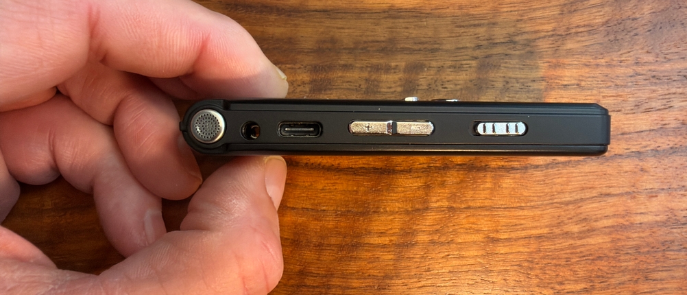 Auf der Seite vom Zipcide-Diktiergerät befinden sich einige Tasten