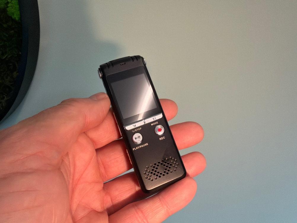 Eine Hand hält das ausgeschaltete Zipcide-Diktiergerät